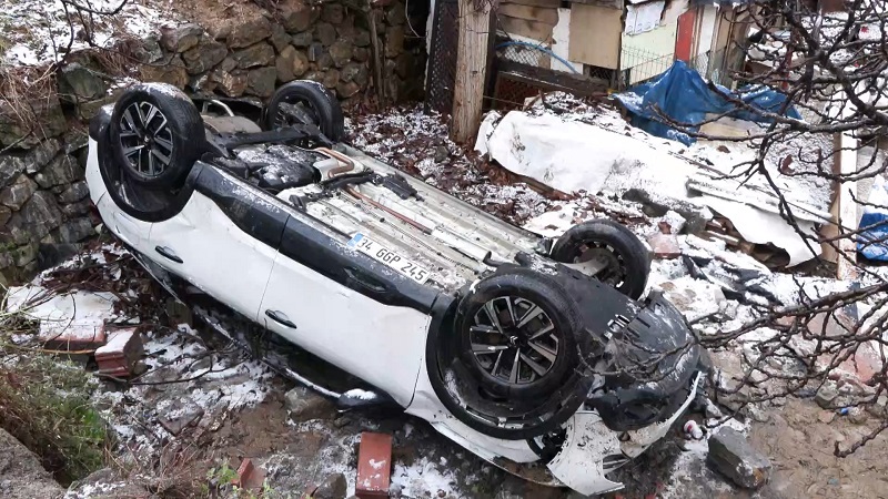 Yokuş aşağı kayan otomobil bahçeye uçtu: 3 yaralı