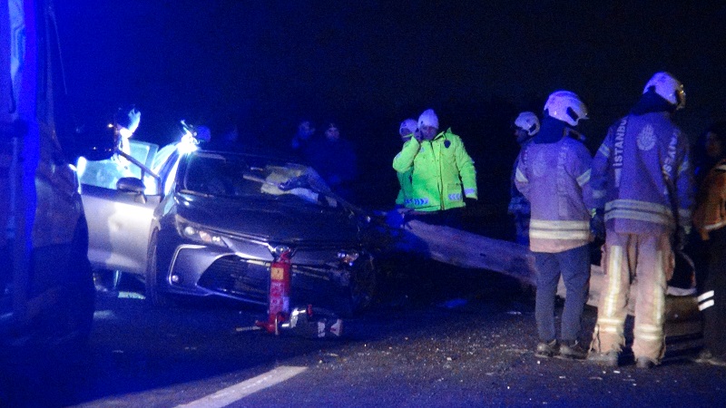 Otomobil bariyere saplandı: 1 ölü, 2 yaralı