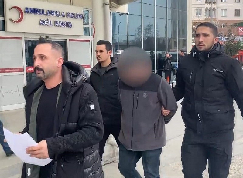 Kadın kıyafeti de giyse yakalandı!