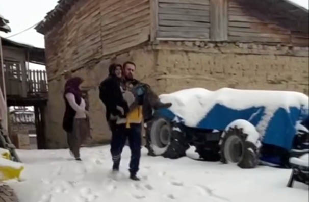 Hastayı kucağını alarak ambulansa taşıdı