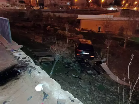 Otomobil, kafenin bahçesine uçtu