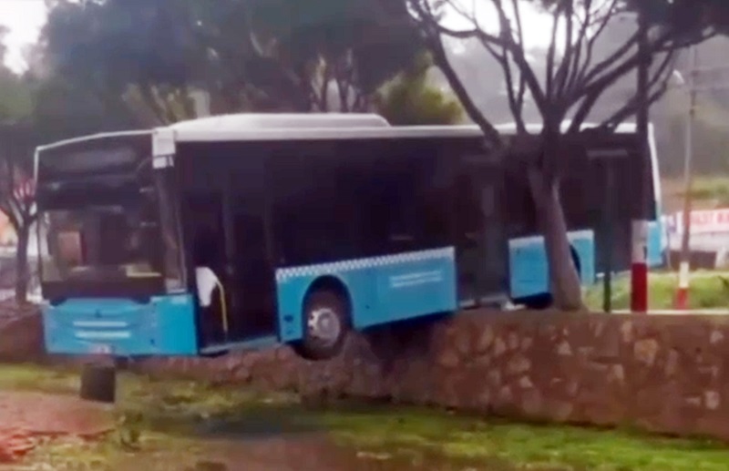 Freni boşalan otobüs duvarda asılı kaldı