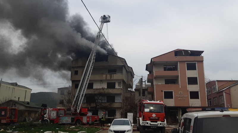 Yıkım işlemleri sırasında 4 katlı binanın çatısı yandı