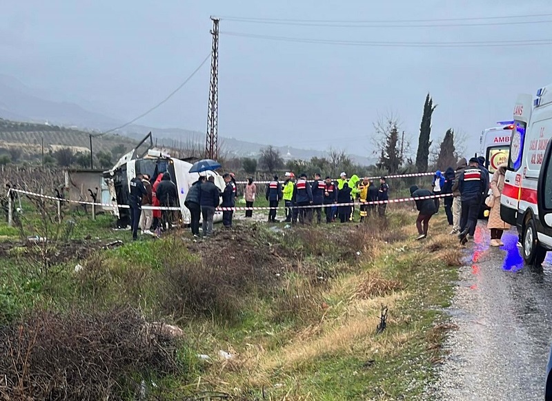 Personel taşıyan midibüs devrildi