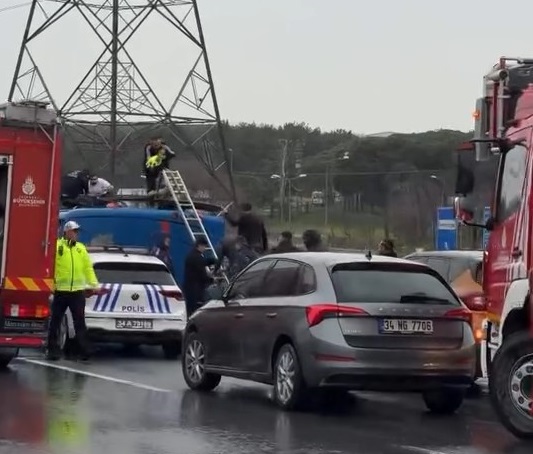 Eyüpsultan'da cezaevi nakil aracı devrildi