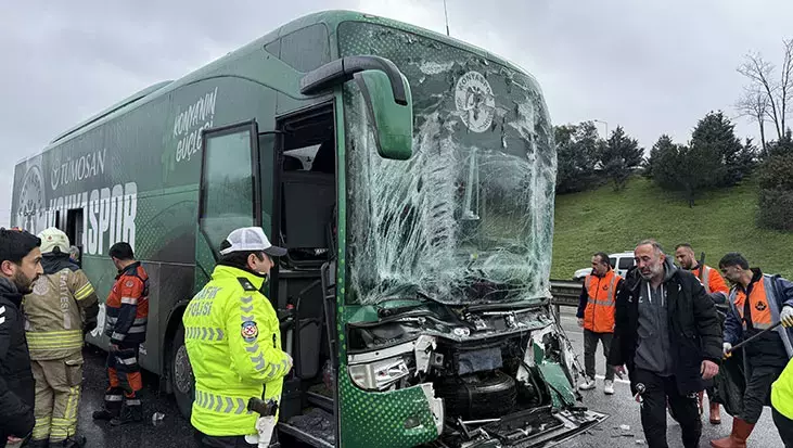 U-19 takım otobüsü kaza yaptı