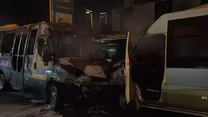 Akaryakıt istasyonunda 2 minibüs alev alev yandı