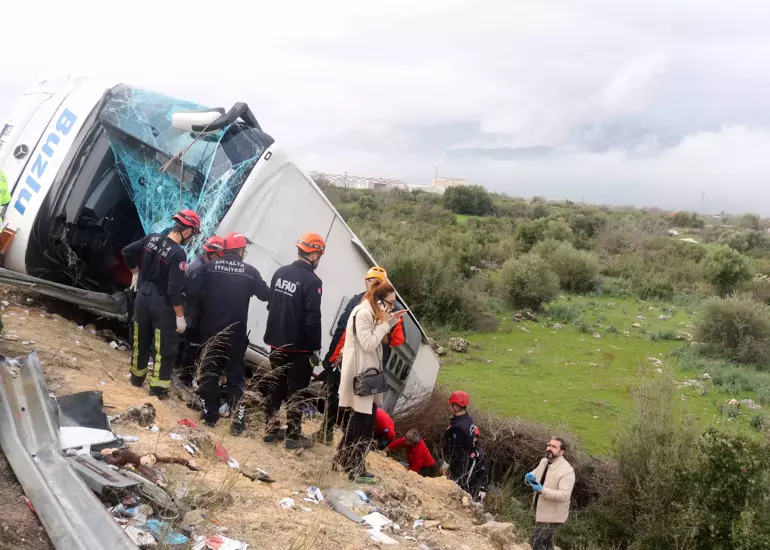 Antalya'da yolcu otobüsü devrildi