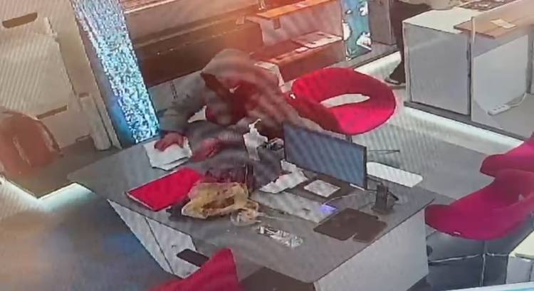 İş başvurusu için geldiği mağazada müdürün telefonunu çaldı