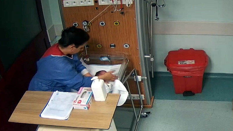 Başka bir bebeği de darbetmiş!