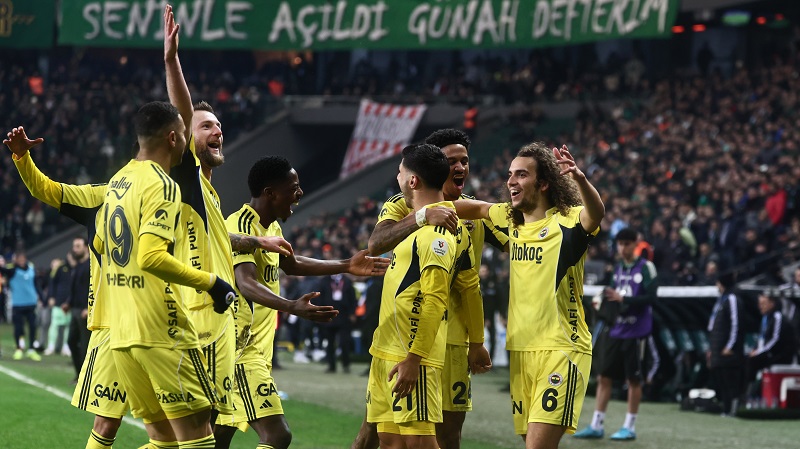 Fenerbahçe deplasmandan 3 puanla döndü