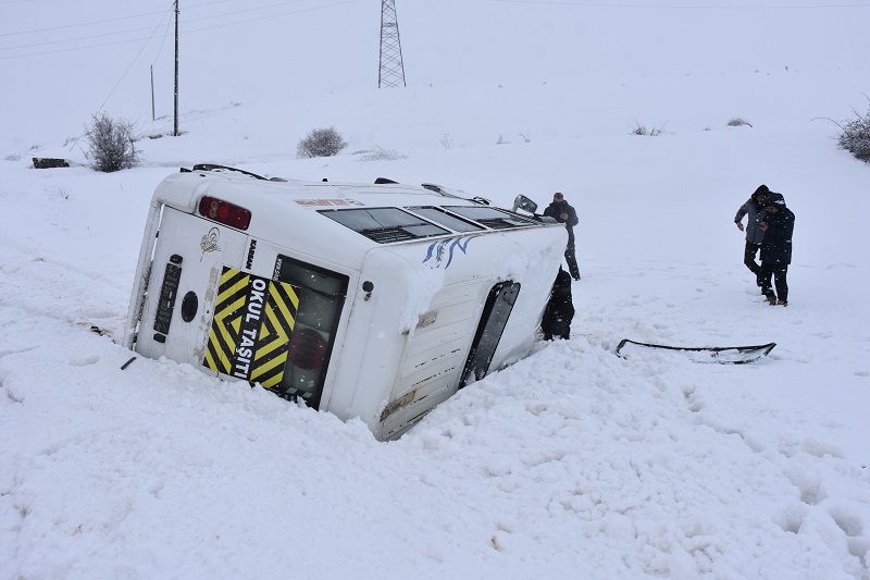 Öğrenci servis minibüsü devrildi