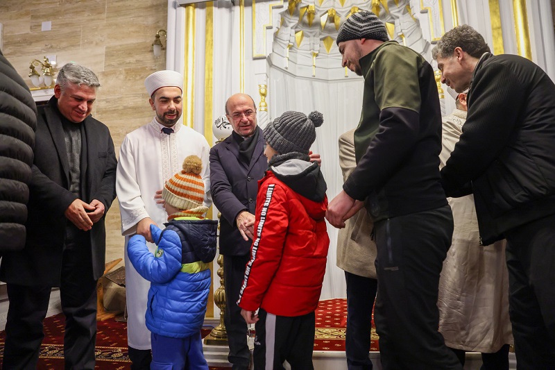 Eller dua için semaya açıldı