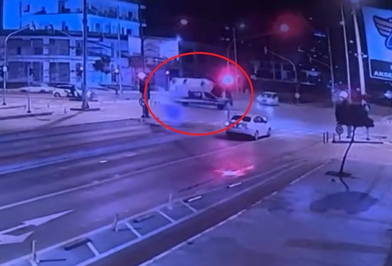 Hasta taşıyan ambulansa cip çarptı