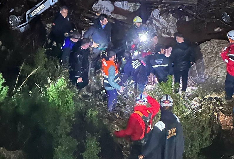 Otomobiliyle dereden geçerken sele kapılıp öldü