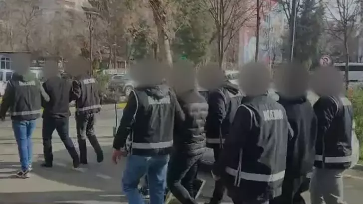 Kendilerini MİT personeli olarak tanıttılar