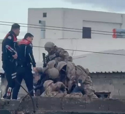 Dedikodu yapıyorlar diyerek 4 kişiyi yaraladı
