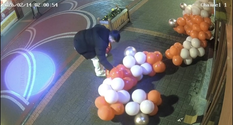 Sevgililer Günü süslemesi için asılan balonlara zarar verdi