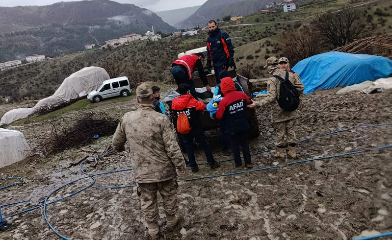 Siirt’te fırtına ve sağanak çadırları yıktı