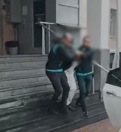 Boşanma aşamasındaki eşini defalarca bıçakladı