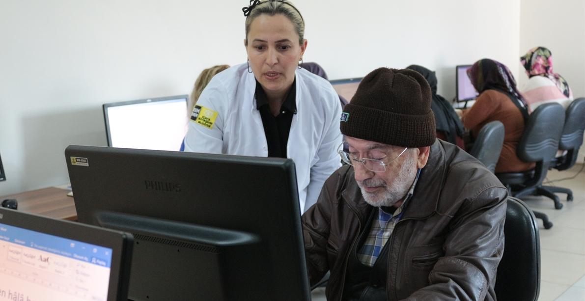 70 yaşında bilgisayar kursuna başladı