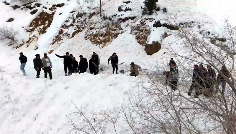 Off-road ekibi çığdan son anda kurtuldu