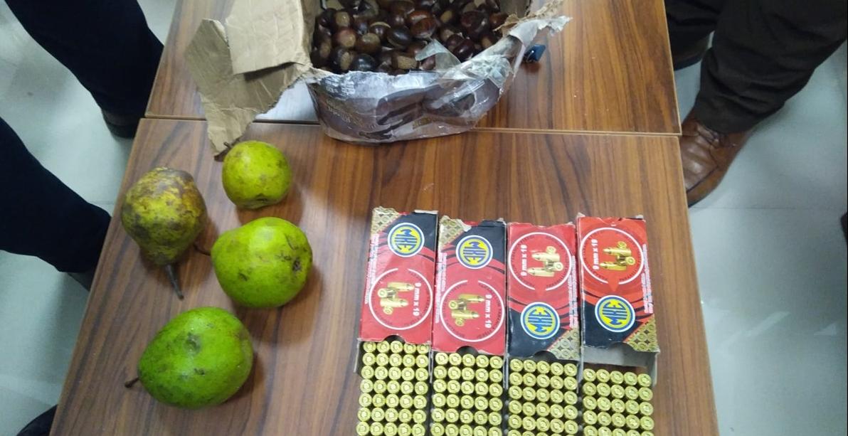 Meyvelerin arasına gizlenmiş 200 tabanca mermisi ele geçirildi