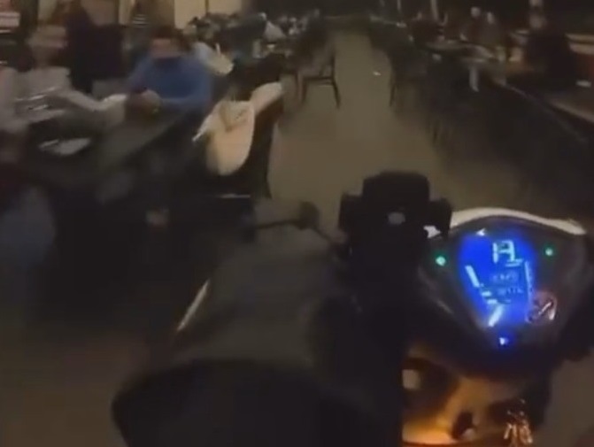 Kafede motosikletiyle dolaşınca para cezası aldı