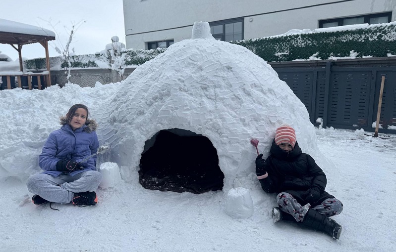 Çocuklar kardan ev yaptı