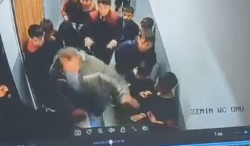 Çocuğuna kar topu atan öğrenciyi darbetti