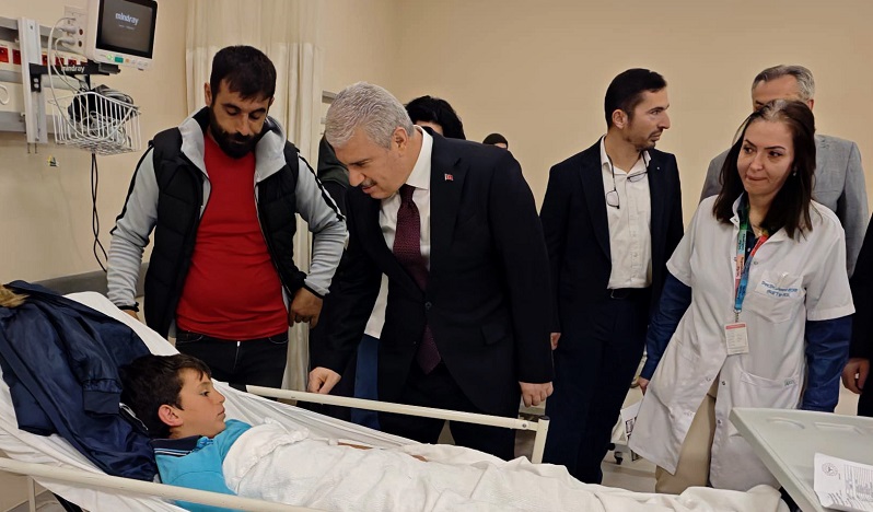 Vali Akın yaralanan vatandaşları ziyaret etti