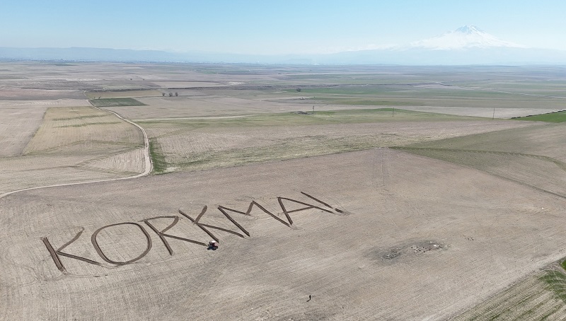 Tarlasına İstiklal Marşı'nın ilk kelimesini yazdı
