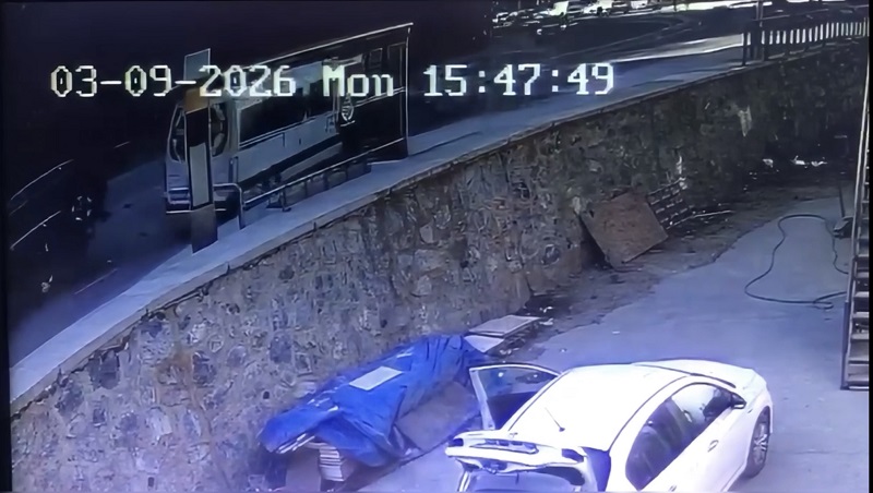 Virajı alamayan sürücü karşı yöne uçtu