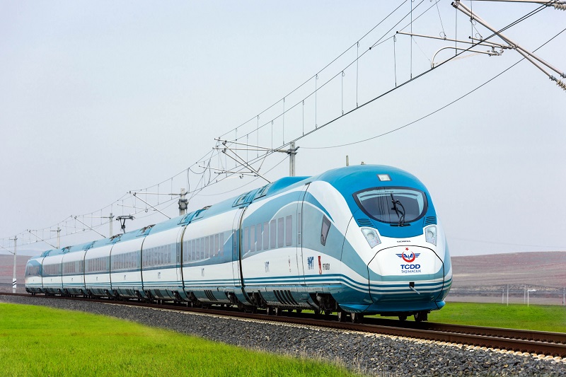 On binlerce kişi YHT'yi tercih etti