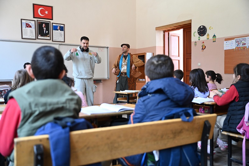 Medeniyet Okulu Projesi öğrencileri bilinçlendiriyor