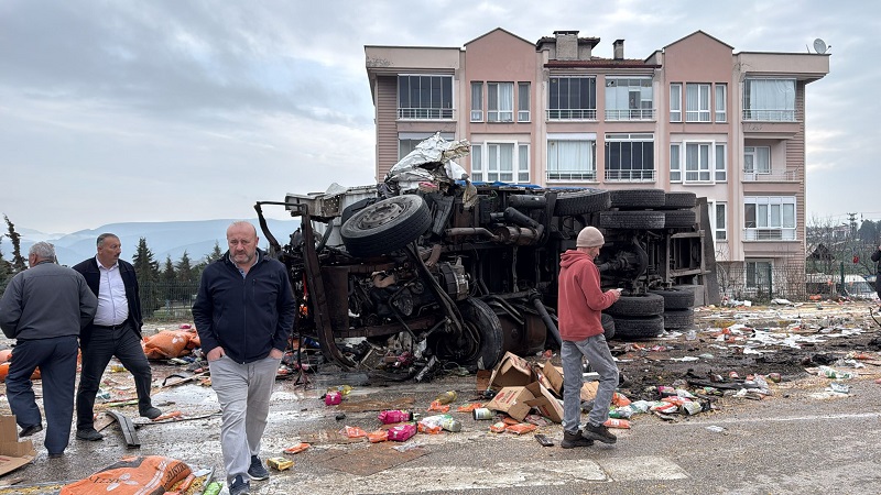 Kamyon 4 araca çarptı: 19 yaralı