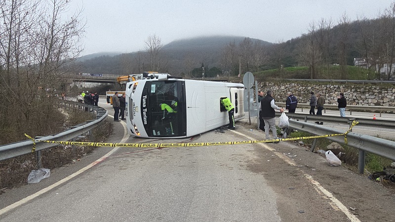 İşçi servis midibüsü devrildi: 1 ölü, 20 yaralı
