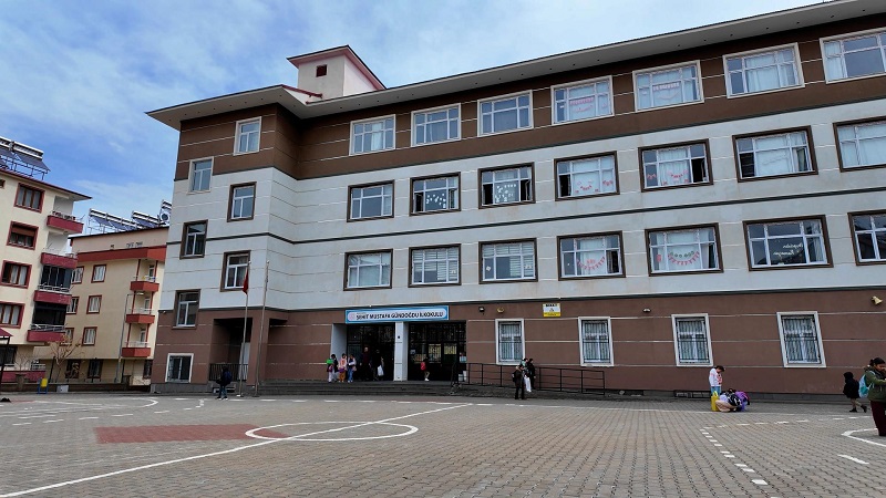 Sınıfta sıkılan spreyden etkilendiler