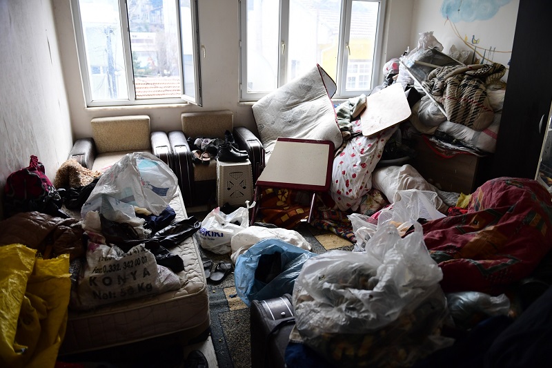 Boşaltılan evden 4 kamyon atık çıkarıldı