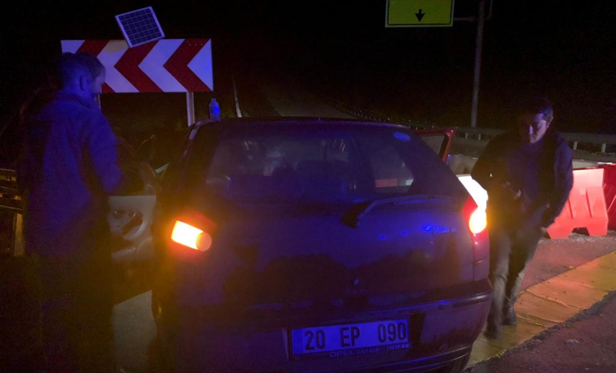 Otomobil bariyerlere çarptı: 3 yaralı