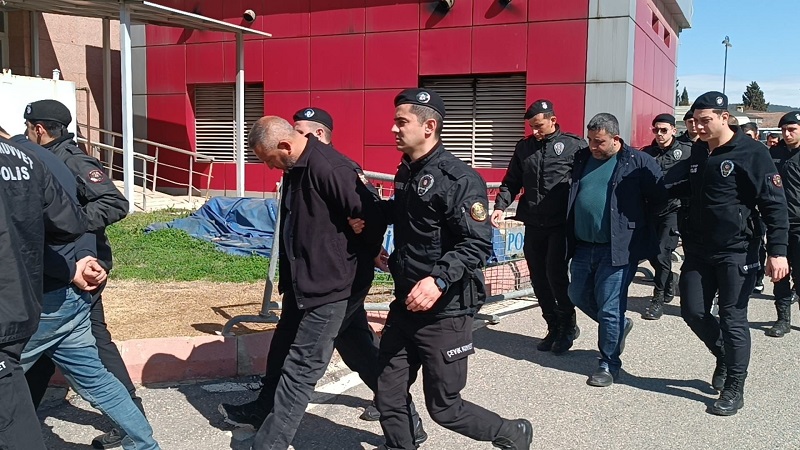 Akademisyen meslektaşlarını sahte evrakla dolandırdı