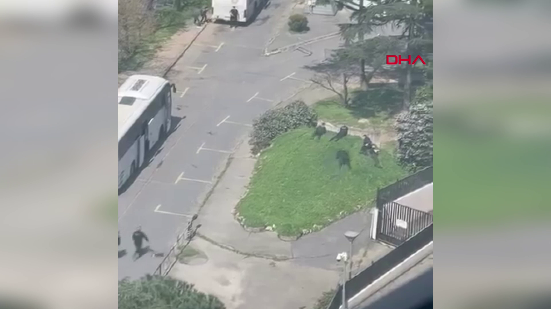 İsrail Konsolosluğu'nun da bulunduğu binanın önünde çatışma