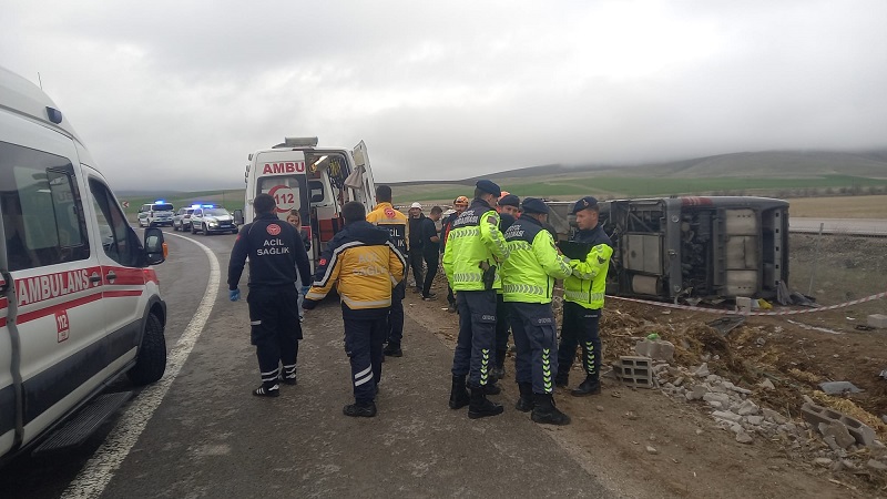 Aksaray'da tur otobüsü devrildi