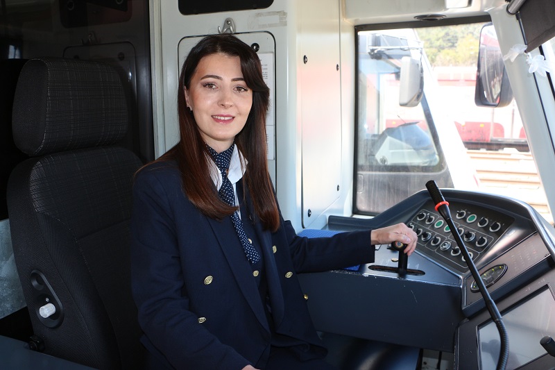 Diş teknikerliğini bırakıp vatman oldu