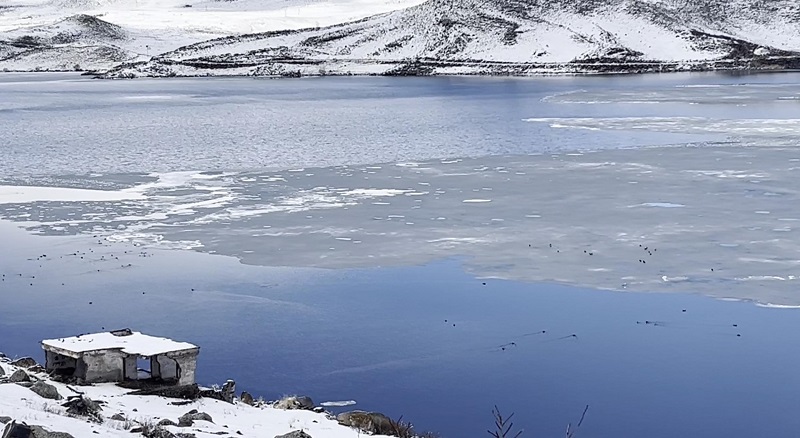 Çıldır Gölü'nde çözülme başladı