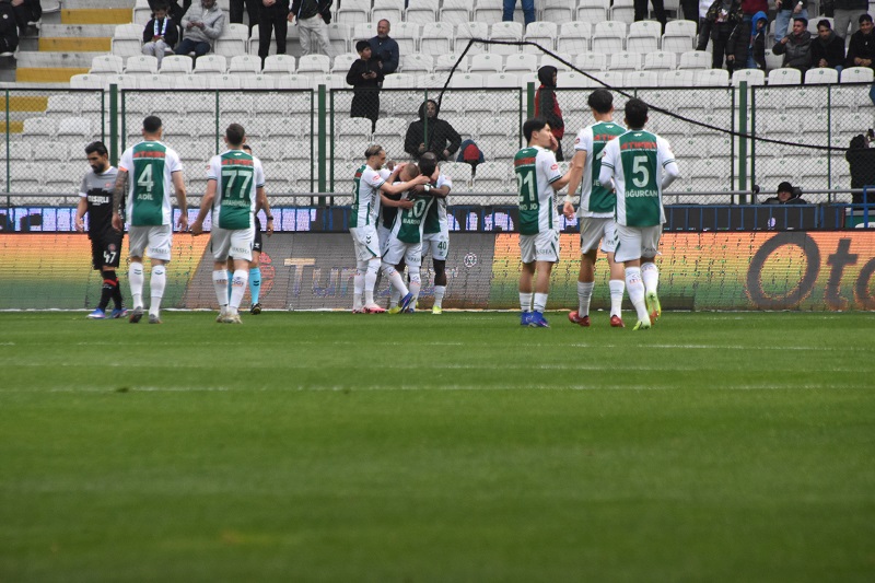 Konyaspor 3 puanı 3 golle aldı