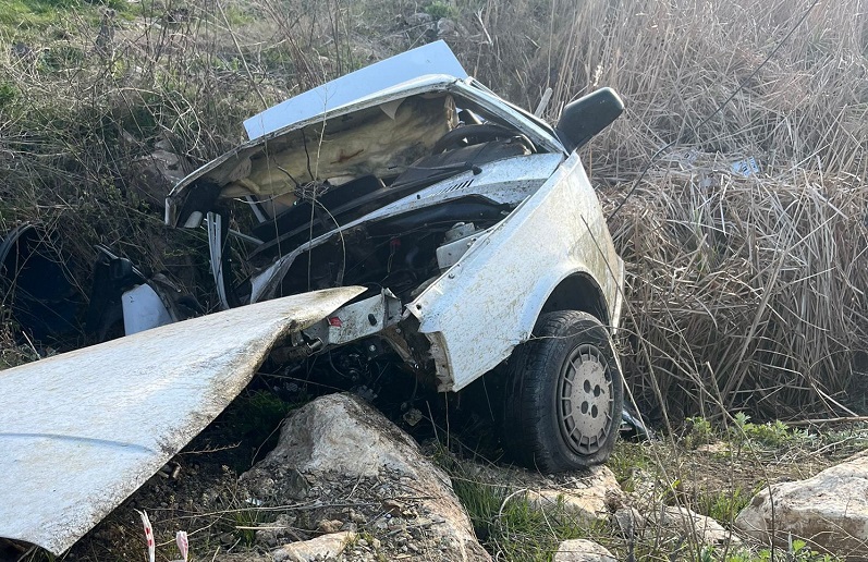 Otomobil şarampole yuvarlandı