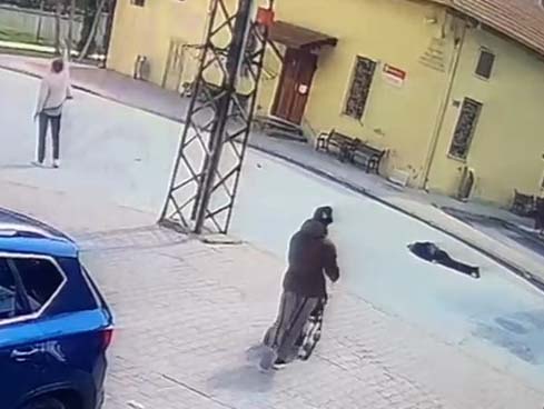 Camiye giderken otomobil çarptı