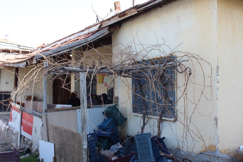 Evin kapısını kurşun yağmuruna tuttu!