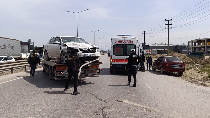 Bursa'da 4 aracın karıştığı zincirleme kaza